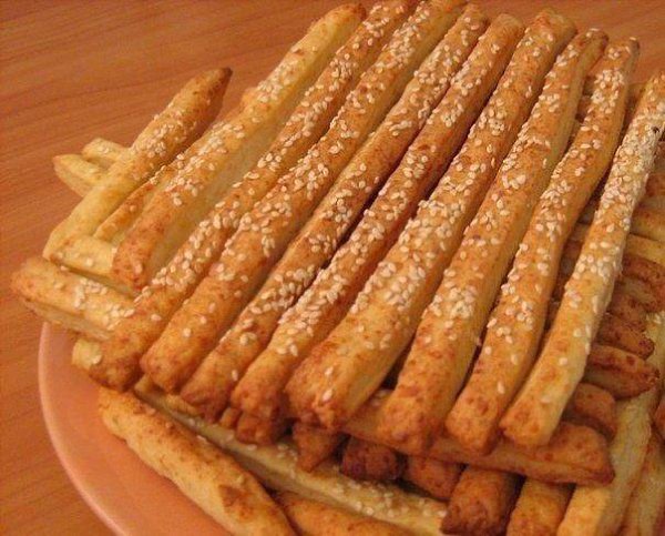 Сырная соломка за 25 минут.Ингредиенты:Сыр твердый (около 150 грамм) — 1 стак.Мука пшеничная — 1,5 ... - 6