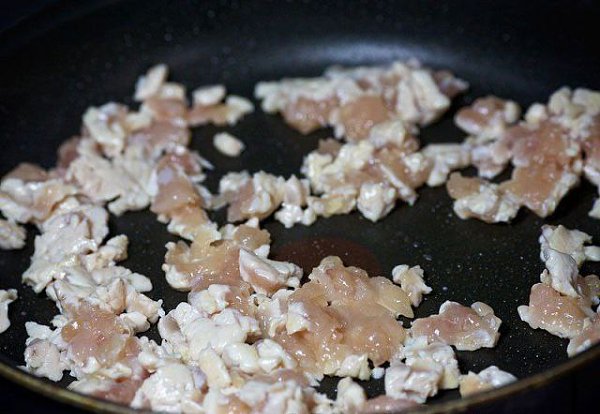 Шампиньоны с курицей и сыром.Ингредиенты:Куриное филе — 500 гФета — 60 гБольшие свежие шампиньоны — ... - 3