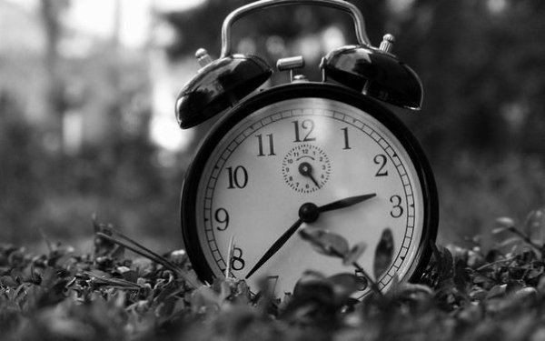 Посмотри на часы. Стрелки бегут только вперед. А знаешь почему? Потому что прошлое уже не имеет ...