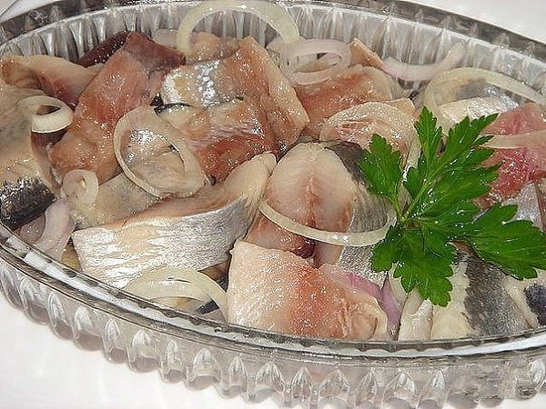 6 вкуснейших маринадов для селедки. Cеледочку можно замариновать не только в смеси уксуса и ...