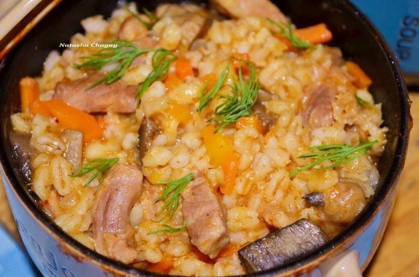 Перловка со свининой и грибами в горшочках.Перловку отварить в подсоленной воде в течение 15 мин. ...
