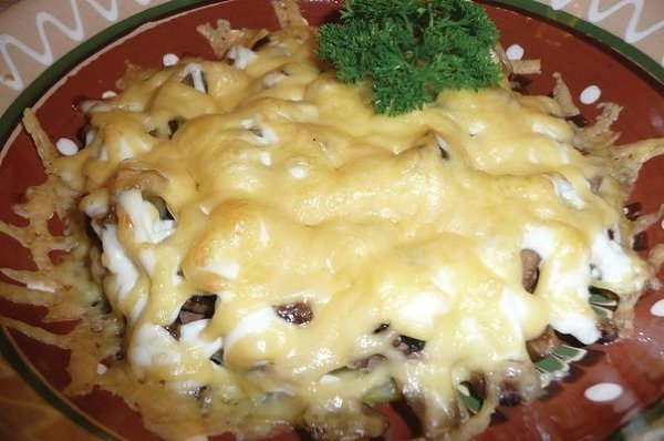 Мясо под шубой.Ингредиенты: Мясо Чеснок Соль Перец Шампиньоны Твердый сыр Болгарский перец Майонез ...