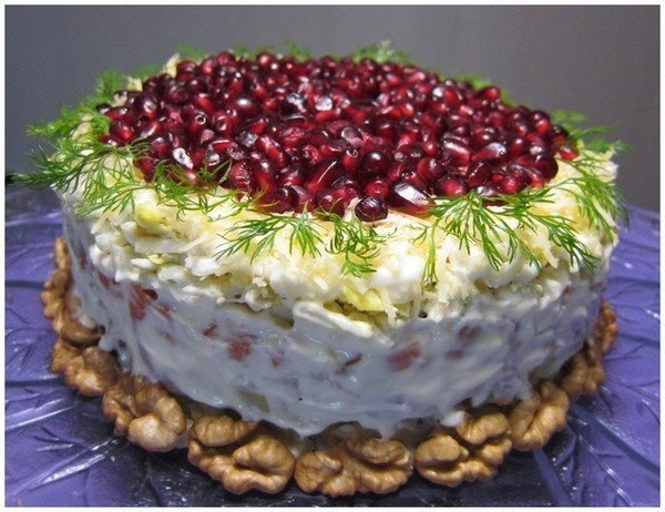 Салат "Красная шапочка" Ингредиенты: -Репчатый лук, -куриная грудка (копченая или гриль), ...