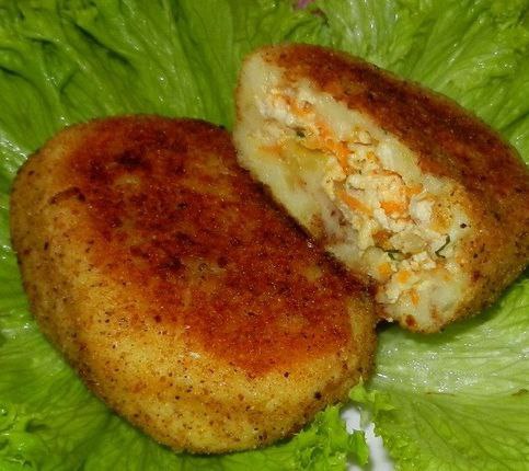 Картофельные зразы с курицей.Картофель — 1 кг Куриный фарш — 0.5 кг Мука — около 0,5 стак. Яйцо — 2 ...
