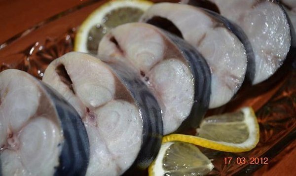 Скумбрия домашнего засола.Ингредиенты:1 скумбрия мороженая1 литр воды4 столовые ложки соли без ...