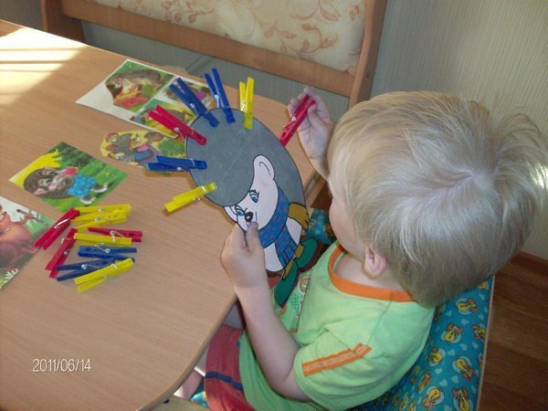 Маме в копилку.Развиваем мотрику ручек в игре.Игры с резинками для волос.Рисуем на песке или ... - 5