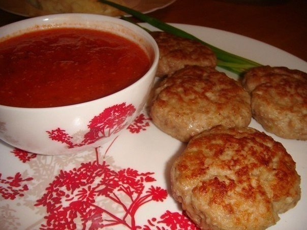 Супер пышные котлеты из куриного фарша с овсяными хлопьями.Ингредиенты:500 г фарша куриного1 яйцо1/2 ...
