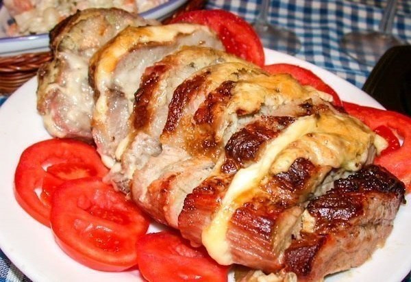 МЯСО, ЗАПЕЧЁННОЕ С СЫРОМ.Ингредиенты: мясо (карбонад) - 600г; соль, молотый черный перец - по вкусу; ...