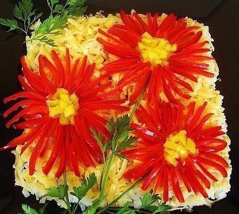 Салат “Герберы”.Ингредиенты:-5 – 6 средних картофелин-400 граммов мяса-3 – 4 морковки-300 граммов ...