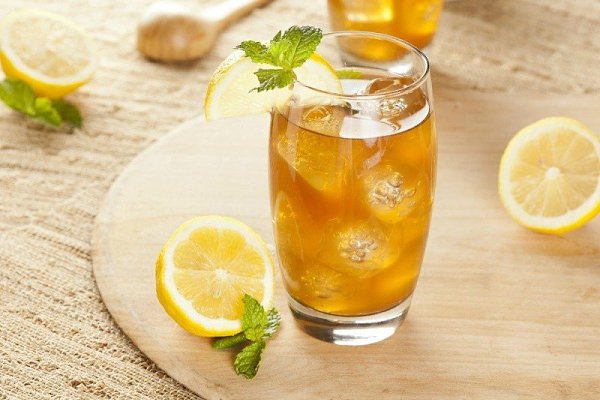 Холодный яблочный чай с мятой.Ингредиенты:30 г. свежей мяты 10 г. черного чая 60 г. сахара 1 яблоко ...