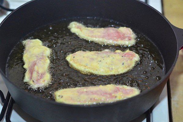 Куриное филе в кляре.Ингредиенты:Куриное филе - 500 гСоль по вкусуПерец по вкусуМасло растительное ... - 5