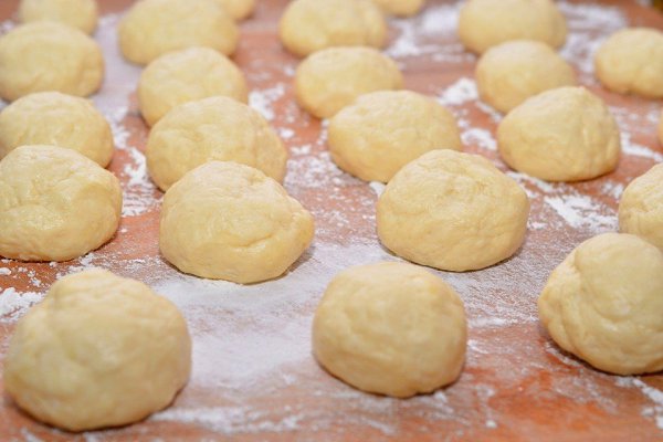 Пирожки с творогом и изюмом.Ингредиенты:Мука пшеничная — 750-800 гСухие дрожжи — 7-10 гМолоко ... - 7