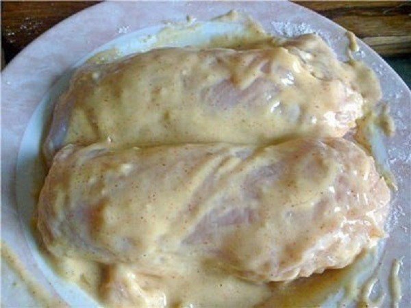 Нескучная грудка (куриная грудка с сыром в сухарях).Ингредиенты:куриная грудка - 1 шт.;сыр;травки ... - 3