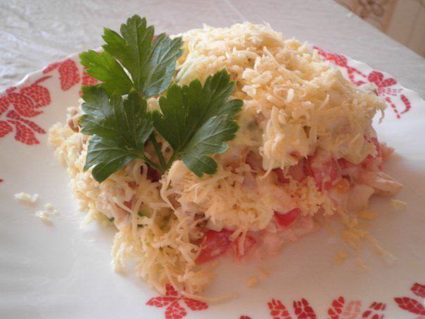 Салат с куриным филе, сухариками и овощами.Ингредиенты:- 350 гр вареной куриной грудки- 2-3 средних ...