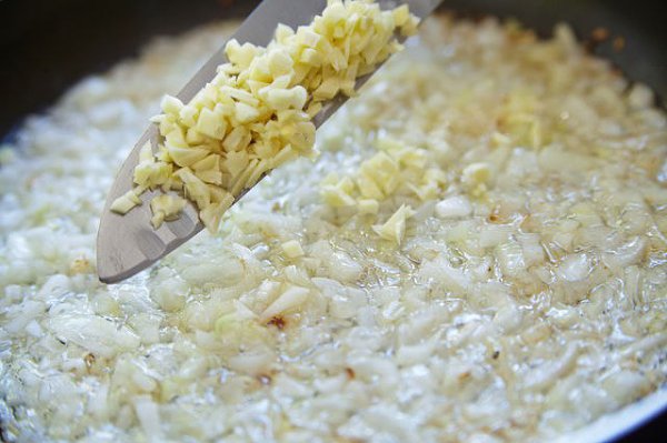 Чахохбили из курицы.Ингредиенты:бедра куриные - 300 гпомидоры - 150 глук - 200 гтоматная паста - 40 ... - 5