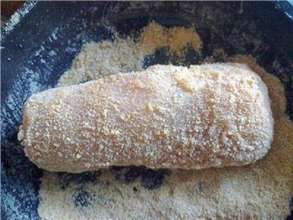 Нескучная грудка (куриная грудка с сыром в сухарях).Ингредиенты:куриная грудка - 1 шт.;сыр;травки ... - 4