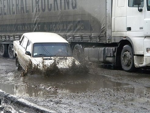 Самое русское! Будьте осторожны с русскими лужами - они могут оказаться входом в метро...