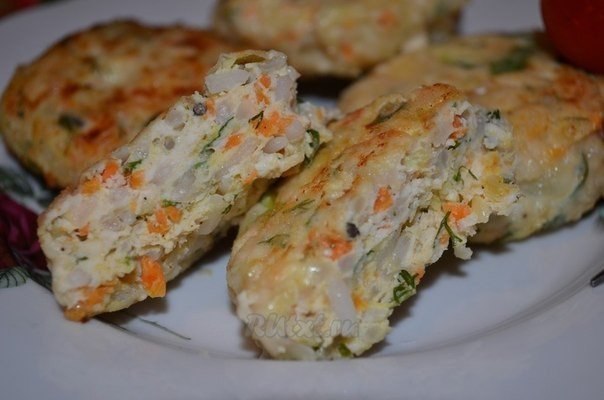 Сочные куриные котлеты с кабачком и рисом.Вам потребуется:- куриное филе - 500 г- кабачок - 200 г- ...