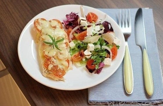 Курица под помидорами и сыром.Ингредиенты:- 2 куриные грудки- помидоры (необязательно черри, просто ... - 6