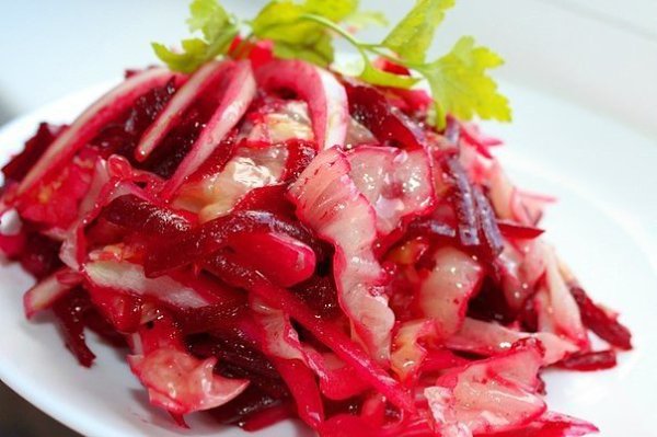 Очень полезный и вкусный салатик. Квашенная капуста + отварная свекла + репчатый лук+ ароматное ...