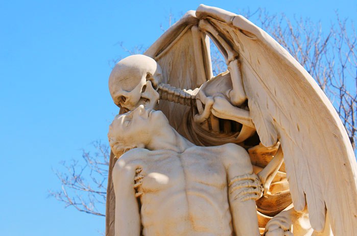 " " (. - El Beso de la Muerte  .), ,  , ...