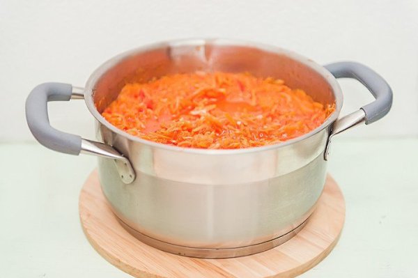 Аджика с морковью.Ингредиенты:помидоры - 1 кгморковь - 1 кгперец болгарский - 500 гяблоки - 500 ... - 4