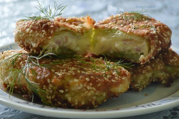 Капустные конвертики с сыром и ветчиной. Ингредиенты: 5 целых капустных листьев тертый сыр 70 г 2 ...
