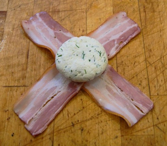 Мясные сырники.Ингредиенты:0.5 творогапачка бекона2 яйца2 ложки мукипучок укропапару зубчиков ... - 3