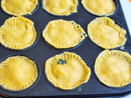 Закрытые тарталетки с курицей, грибами и шпинатом.Ингредиенты:500 г муки250 г слив.масла2 яйца2-3 ... - 6