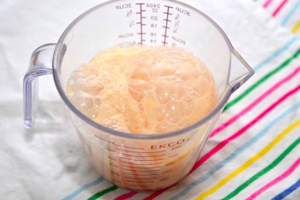 Пирожки с творогом и изюмом.Ингредиенты:Мука пшеничная — 750-800 гСухие дрожжи — 7-10 гМолоко ... - 2