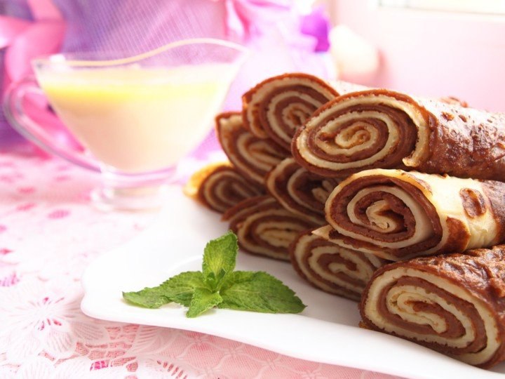 Блинные рулетики с ванильным соусом.ИнгредиентыЯйца куриные - 2 шт.Сахар - 1 ст.л.Молоко коровье - ...