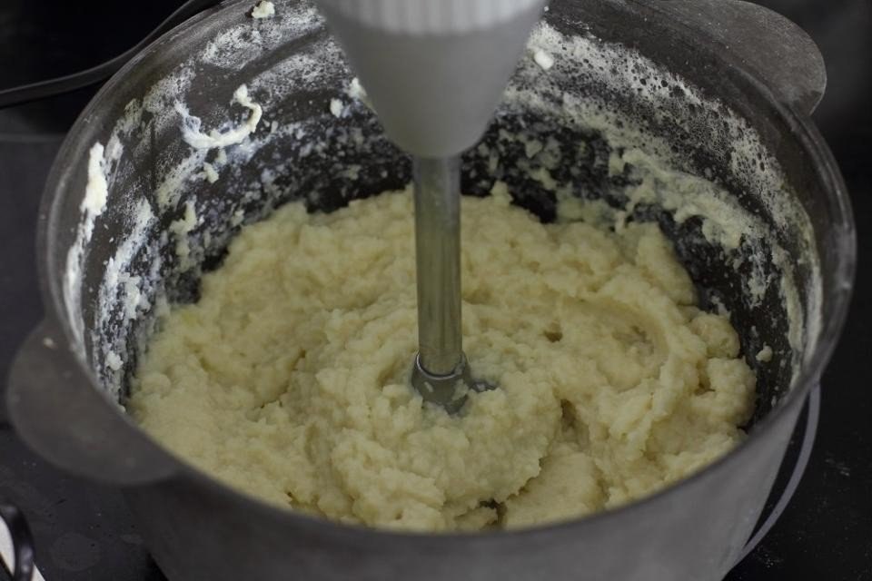 Сколько нужно варить пюре. Как варить пюре. Пюре из цветной капусты рецепты. Как обычно готовят пюре осетины добавлять сыр.
