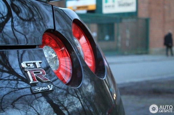Nissan GT-R Spec V (R35), 200910.  -  (3799 )  - 484 .. 588 . ... - 5