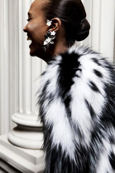 У каждой девочки непременно есть свой бездонный колодец, во тьме которого таится какой-нибудь ...