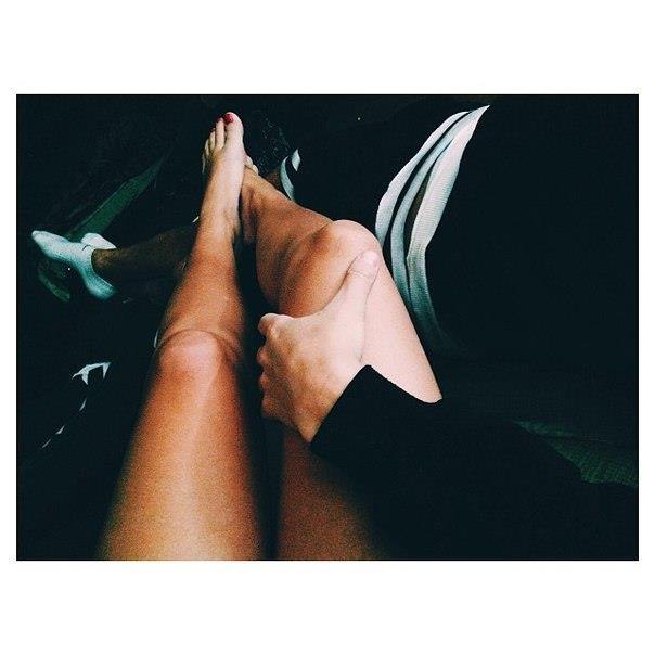 Настасья самбурская битва экстрасенсов. Песня его рука уже на моем бедре. Магнитофон абстракция. Глюк'oza. Мужская рука на женской ноге.