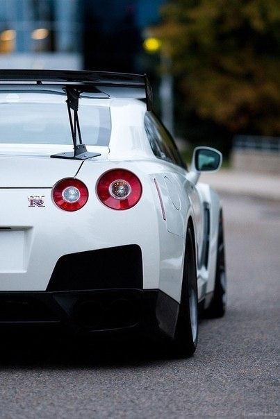 Nissan GT-R - 4