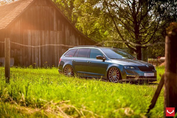 Skoda Octavia RS Combi (5E) on Vossen Wheels.