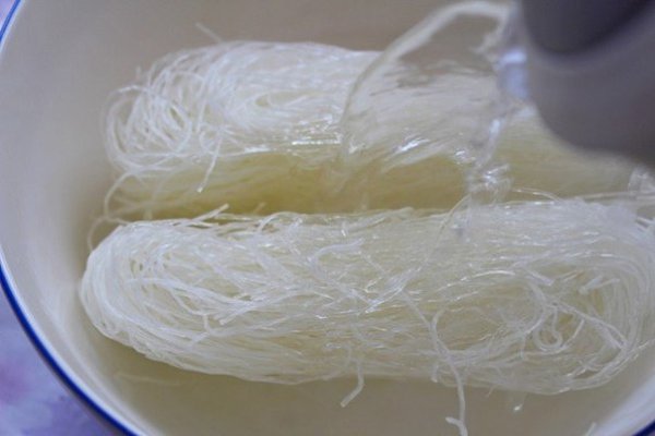 Фунчоза с овощами и морепродуктами.Ингредиенты:фунчоза - 100 глук - 1 шт.перец болгарский - 2 ... - 4