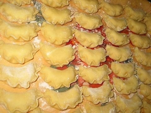 Тесто на вареники и пельмени.Ингредиенты:Мука (зависит от сорта муки и от ее влажности ) — 2-3 ...