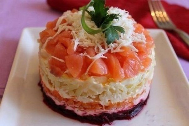 Семга на шубе. 300 г (приблизительно) филе малосольной сёмги1-2 луковицы2 варёных яйца1 отваренная ...