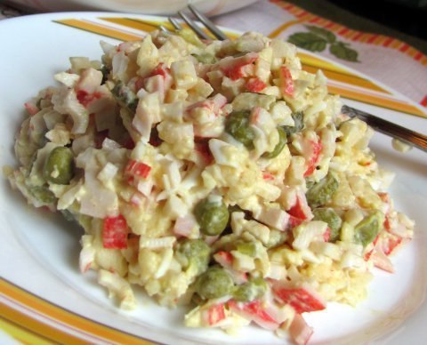 Салат «Лаура».Очередной вкусный крабовый салатик.Ингредиенты500 г охлажденных крабовых палочек 4 ...