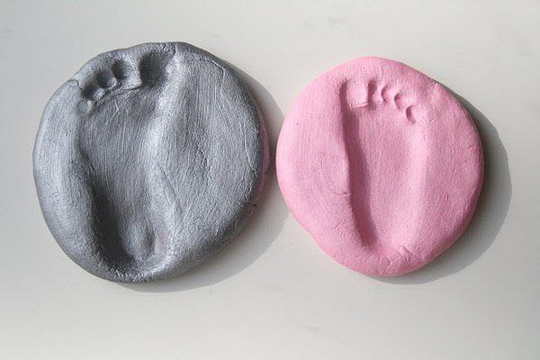 1/2 ст. соли, 1/2 ст. муки, 1/4 ст. воды. Замесите тесто. Сделайте отпечаток ноги или руки ребенка. ...