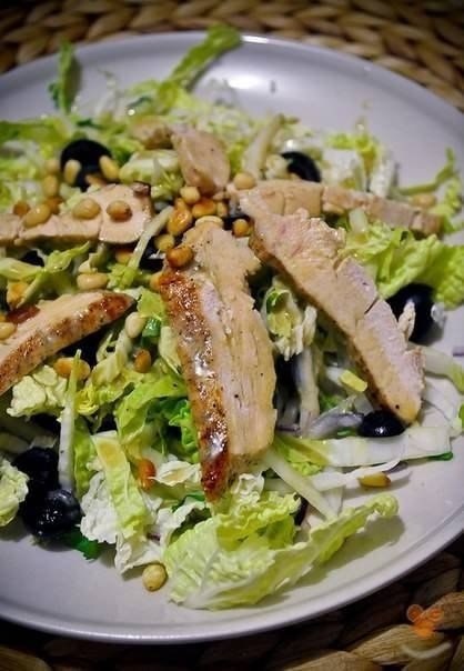 Салат из пекинской капусты с овощами и грудкой.75 ккал на 100 грИнгредиенты:1 небольшой кочан ...