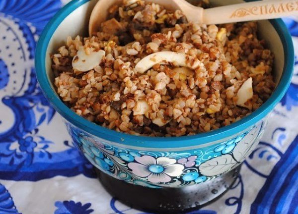 Гречневая каша с грибами, луком и яйцом.Ингредиенты:1 стакан гречневой крупы-ядрицы2 стакана воды2 ...