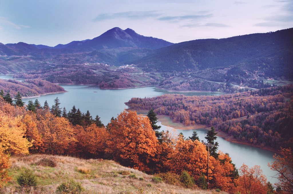 Природа 31. Haunting Lake Plastira осень.