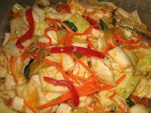 Очень вкусная капустка! 3 кг капусты порезать квадратами, 1 большой болгарский перец ( красный ) ...