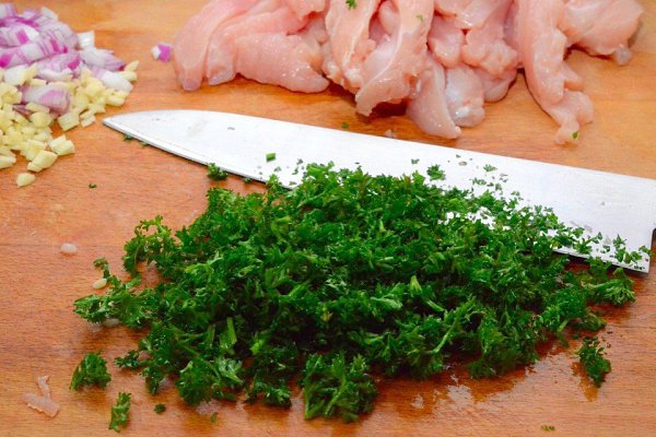 Куриное филе с лимоном и чесноком.Ингредиенты: Куриные грудки — 2 шт. Оливковое масло — 30 мл Лук ... - 6
