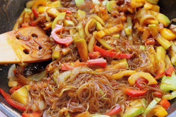Фунчоза с овощами и морепродуктами.Ингредиенты:фунчоза - 100 глук - 1 шт.перец болгарский - 2 ... - 6