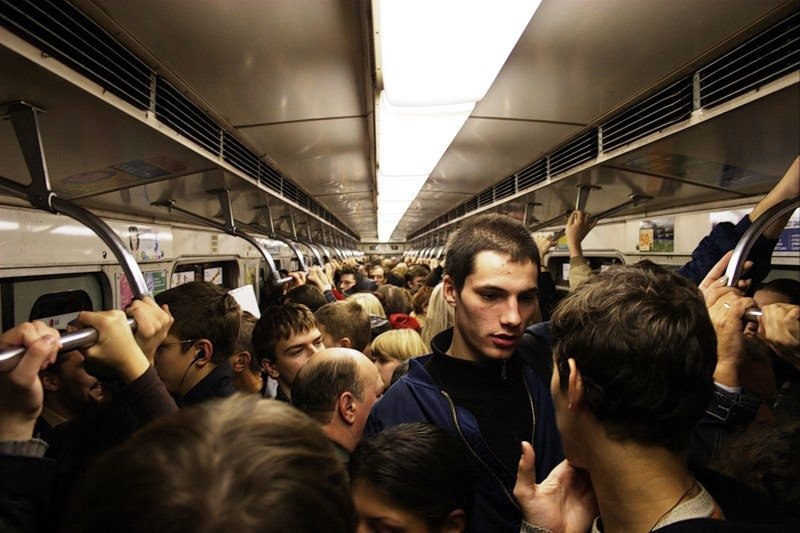 Который останавливается на каждой. Час пик в метро. ЧАСПИК В Московском метро. Толпа в метро. Толпа людей в метро.
