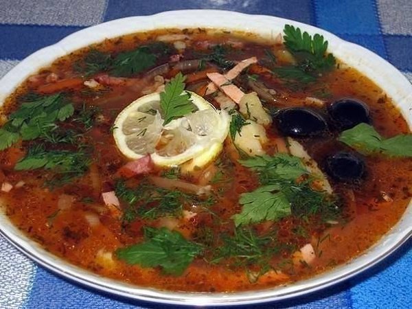 Солянка сборная мясная.Ингредиенты:бульон из говядины - 2 лмясо отварное (говядина) - 200 - 300 ...